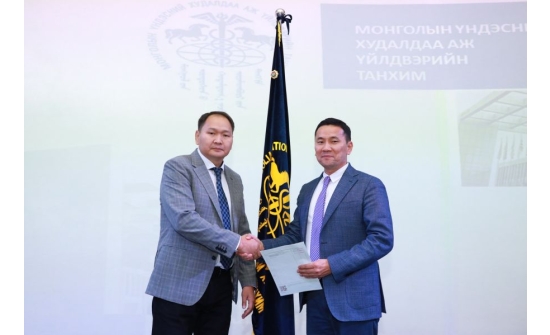 NEW PRESIDENT OF CHAMBER OF COMMERCE AND INDUSTRY RECEIVES SEAL